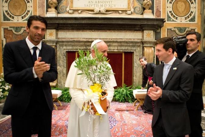 Papa Francesco con Gianluigi Buffon e Lionel Messi. Ap